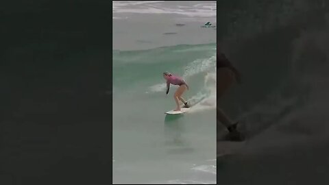 Domando as ondas: Uma aventura épica de surf!