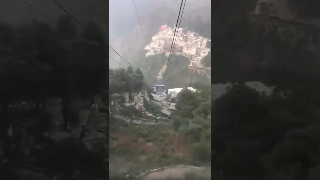 रोप वे मैं माता वैष्णो देवी की यात्रा का आनंद लेते हुए