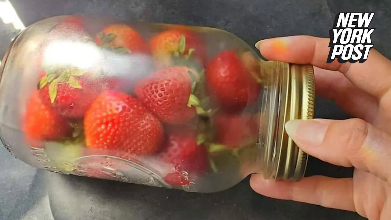 I keep my strawberries fresh for almost a month with this simple hack