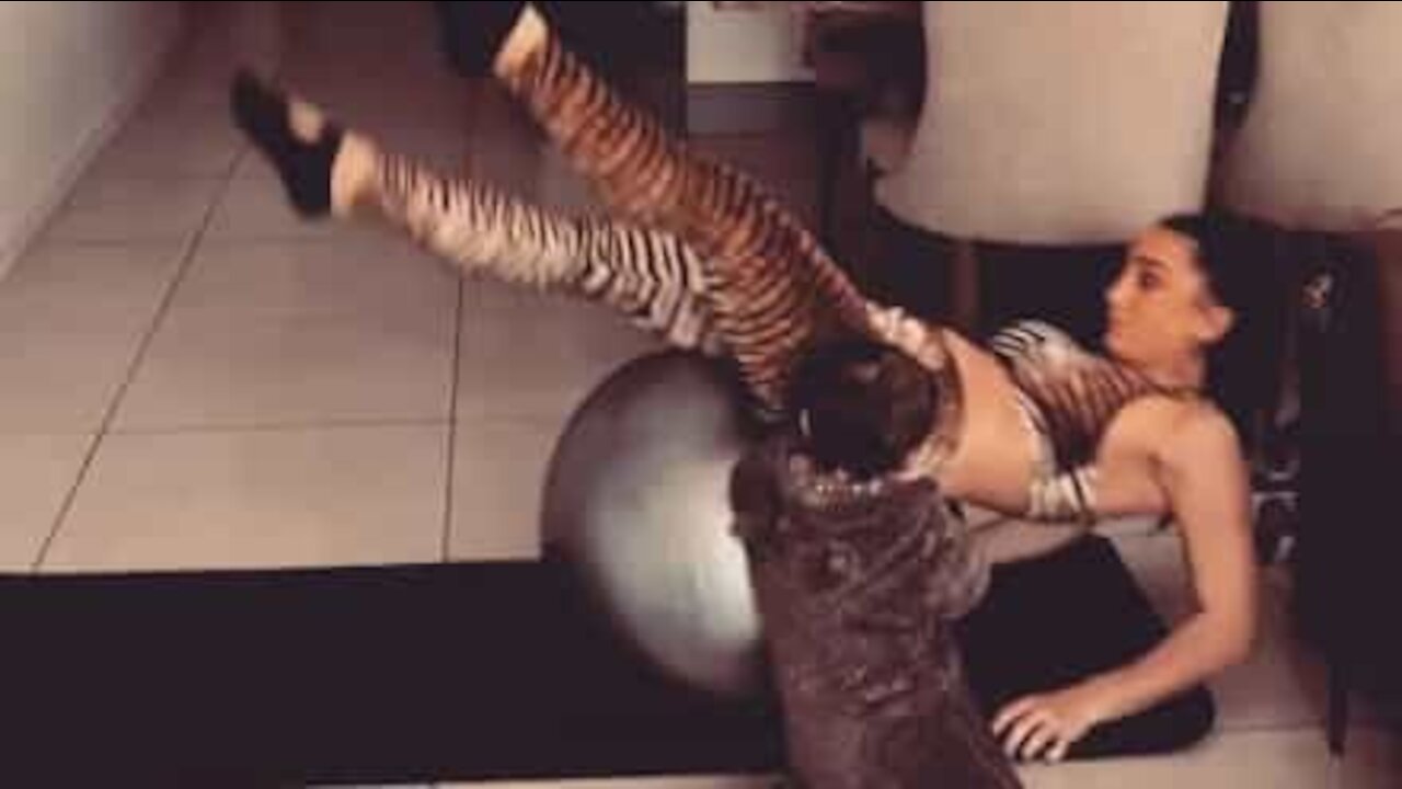 Bebê interrompe sessão de pilates da mãe
