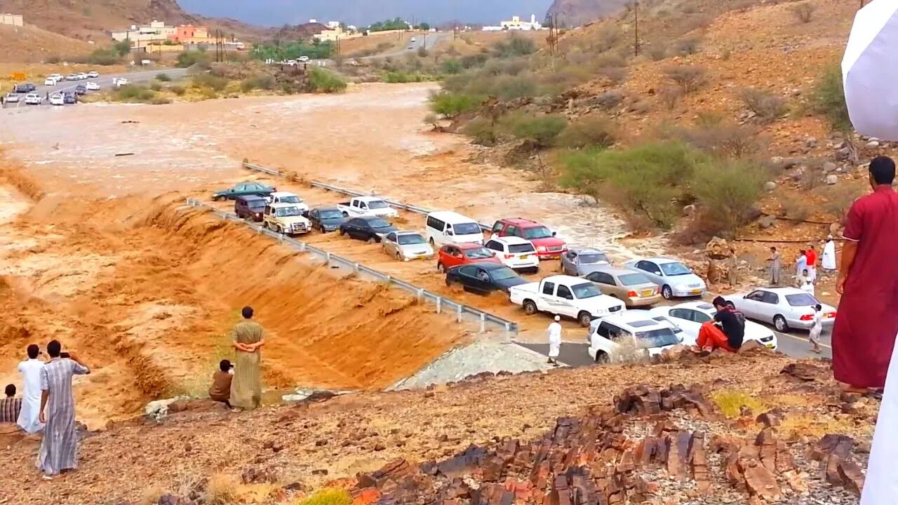 Terrifying Moment Cars Caught by Flash Flood