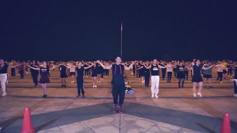 舞蹈《马上有钱》百人齐跳现代广场舞，帅小伙带领大家马上有钱。【順能炫舞團】