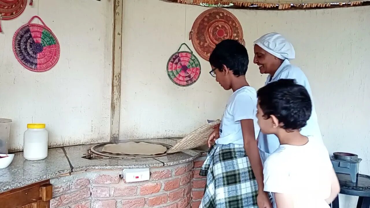 Hudayifah making traditional Ethiopian food. In the Unity Park, Ethiopia 🇪🇹