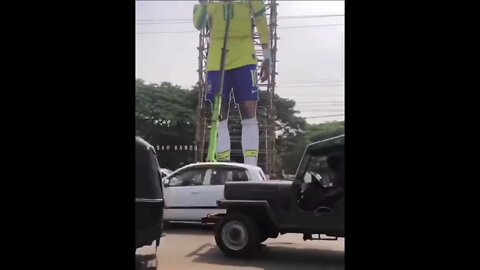 Indianos construindo um Neymar de 100 metros de altura para Copa