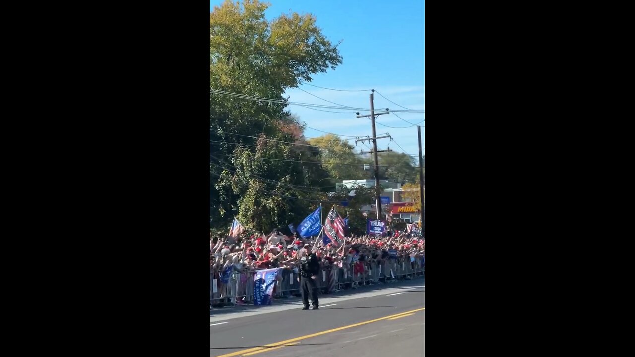 Our President is working at McDonald’s in Pa. Look 👀 at the massive crowd