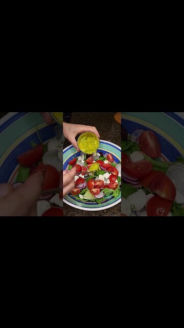 Green Salad With Scrambled Eggs | 60-Second Organic #gardensalad #scrambledeggs