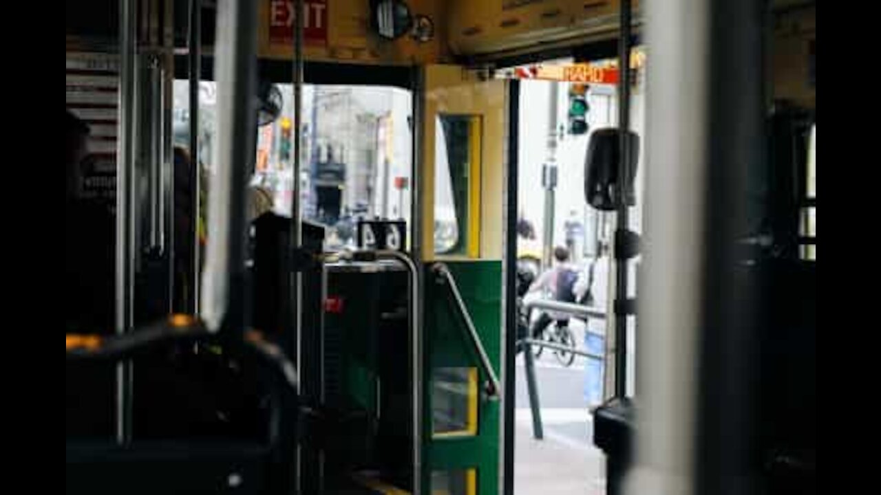 Un homme tousse et se fait violemment expulser d'un bus