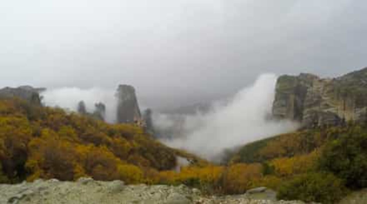 Une brume mystérieuse dans les montagnes grecques