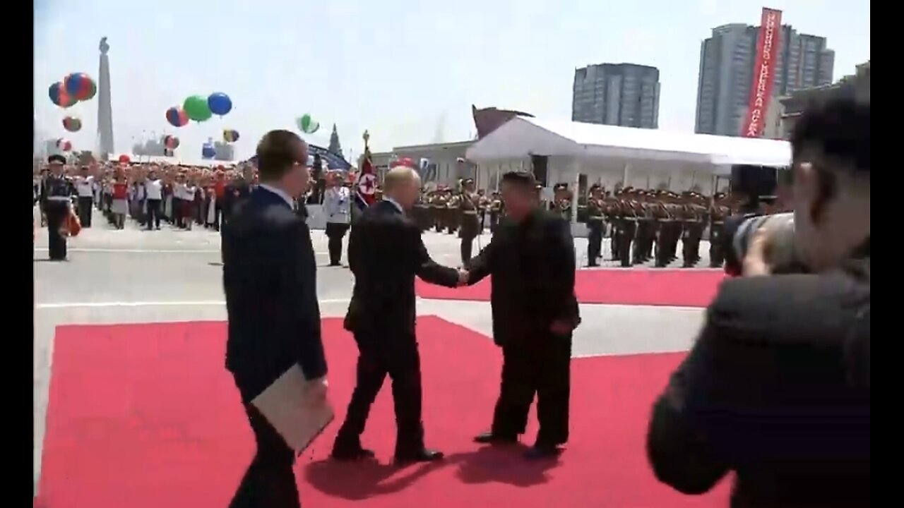 ❗️Putin greeted by the DPRK leader at Kim-Il Sung Square in Pyongyang