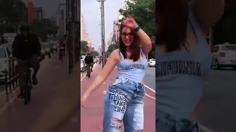 A PROF DE INGLÊS MAIS GATA TÁ NA AV PAULISTA