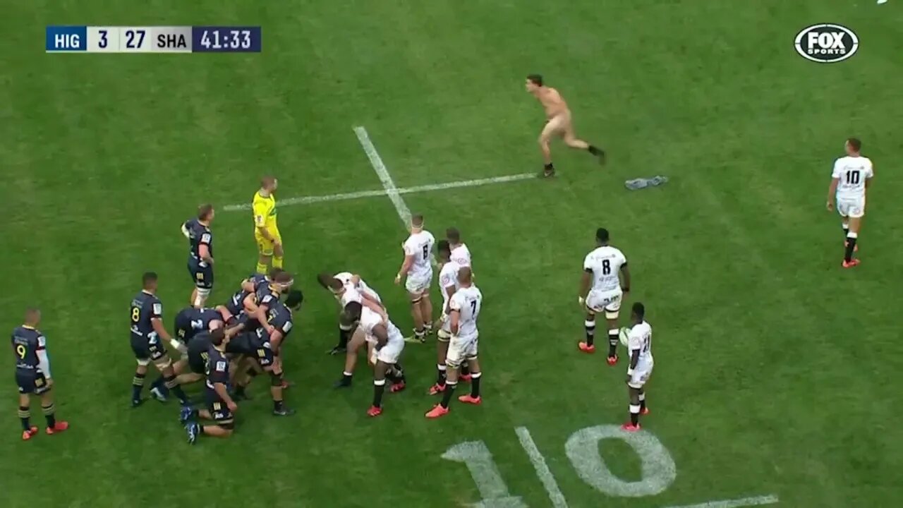 Streaker invades pitch during Super Rugby match in Dunedin #invades #superrugby