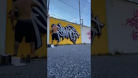 MAD GRAFFITI PIECE WITH UNUSUAL TOOL 😳 #graffiti #graffitiart #shorts