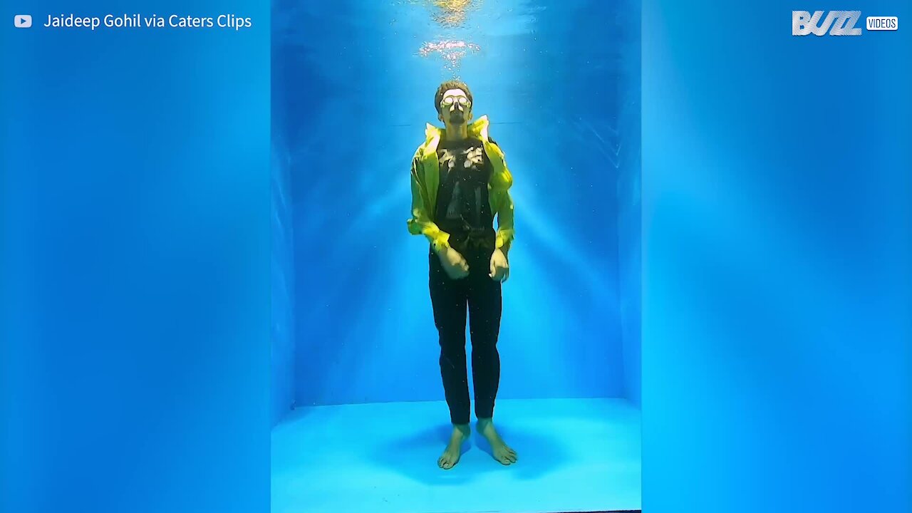 Cet homme danse sous l'eau en faisant de l'apnée