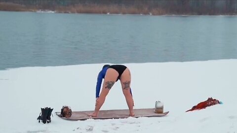 Soothing yoga flow in the snow