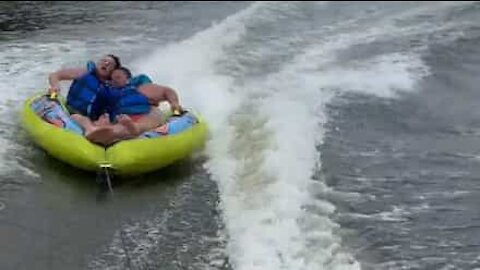 Elle met son fils KO lors d'une sortie en tubing