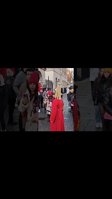 Tourist admire the kings guard #horseguardsparade