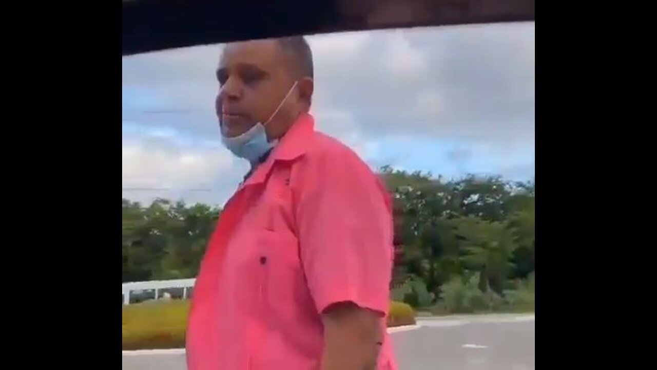 (VÍDEO): Taxista amaga con golpear a rusa residente en Bávaro