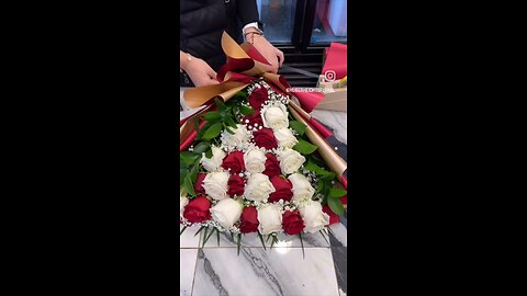 a huge rose bouquet 😍 #rumble #rose #bouquet #viral #foryou