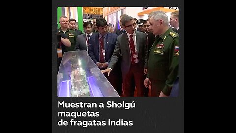 Ministro ruso de Defensa observa maquetas de fragatas de la India en el foro Army 2023