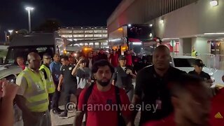 Gabigol sendo criticado no aeroporto após a derrota do Flamengo pro Athletico Paranaense