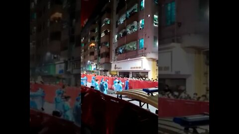 深圳逐步解封，福田仍封禁，上梅林新村民众抗议临近暴动！3月19日福田区的上梅林新村，有民众因为封禁影响生活生存，而政府在没有任何通知的情况下加固隔离铁皮栅栏，引发民众恐慌和担