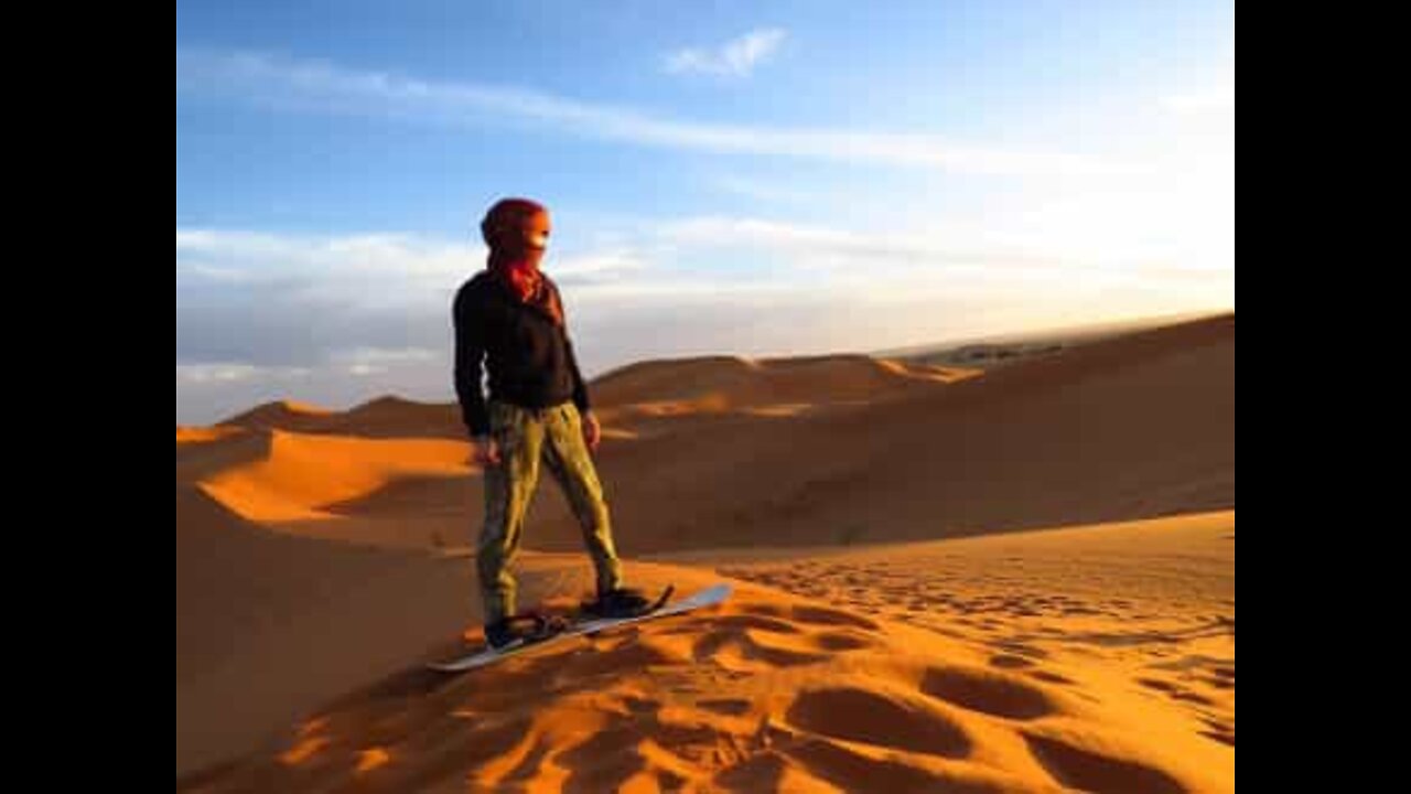 Manobras radicais de sandboarding em Óregon