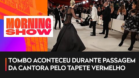 Lady Gaga ajuda fotógrafo a se levantar após queda no Oscar 2023