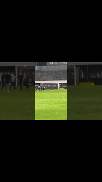 Yuri Alberto pagando promessa na Vila Belmiro após marcar gol após 10 jogos sem marcar