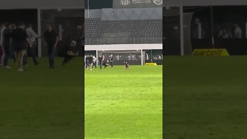 Yuri Alberto pagando promessa na Vila Belmiro após marcar gol após 10 jogos sem marcar