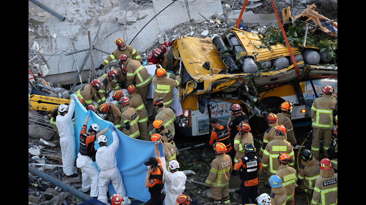The moment of the Building Collapse in South Korea - רגע קריסת בנין בדרום קוריאה
