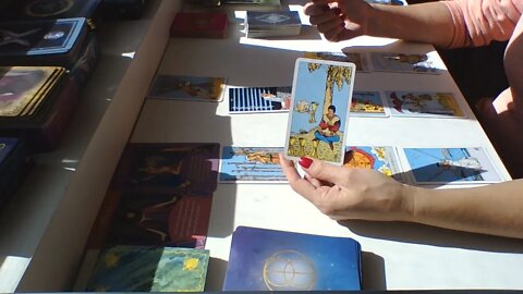 TAROT SAGETATOR NOIEMBRIE/DECEMBRIE - ELIBERATI OBSTACOLELE, SI PRIVITI INAINTE CU INCREDERE
