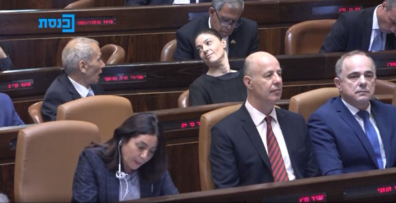 בנט בנאומו מבטיח חיזוק ההתישבות - אבל החיוך של מיכאלי מסגיר הכל