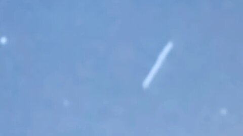 very bright Cigar UFO flyover. Well defined.