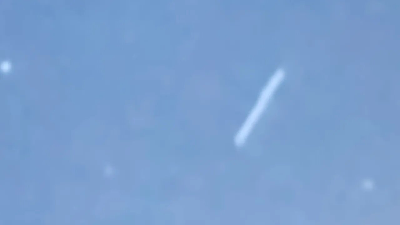 very bright Cigar UFO flyover. Well defined.