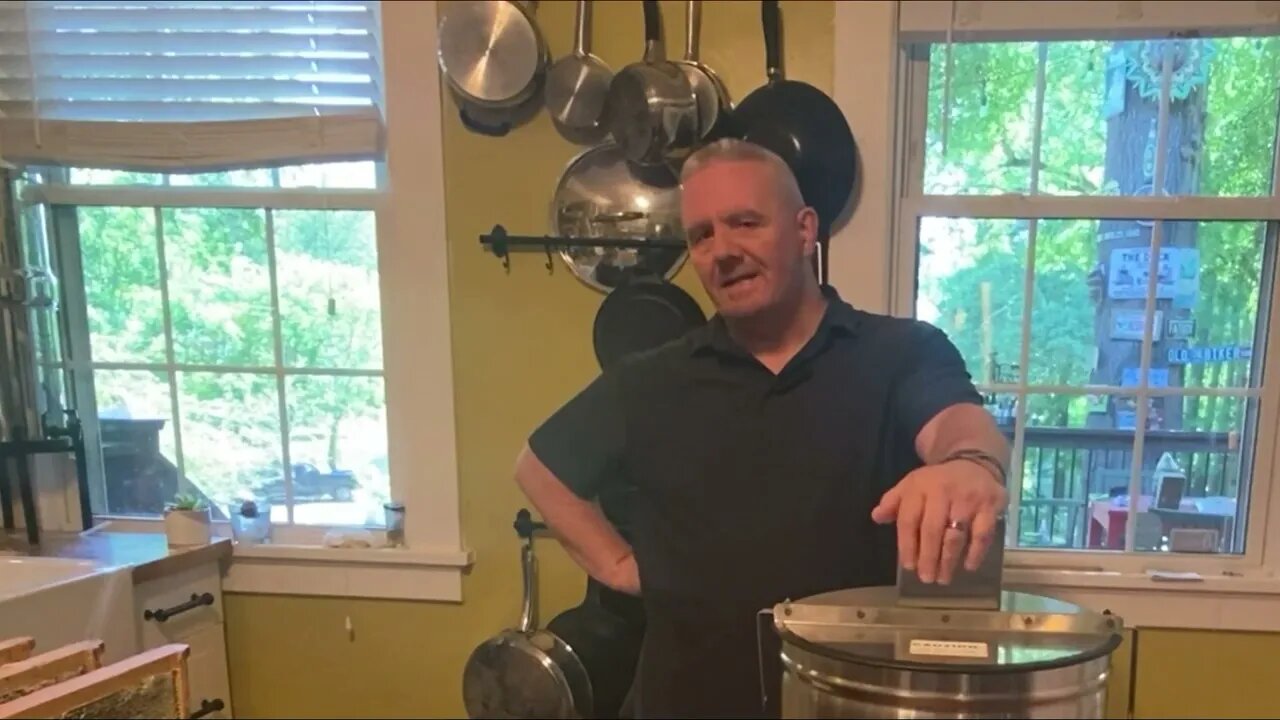 NEW BEE KEEPER EXTRACTING HONEY BY HAND AND WITH EXTRACTOR 2022