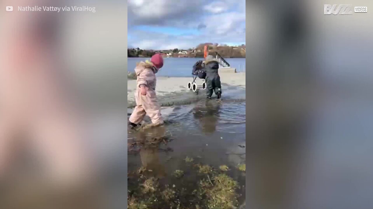 Criança dá mergulho em poça de água