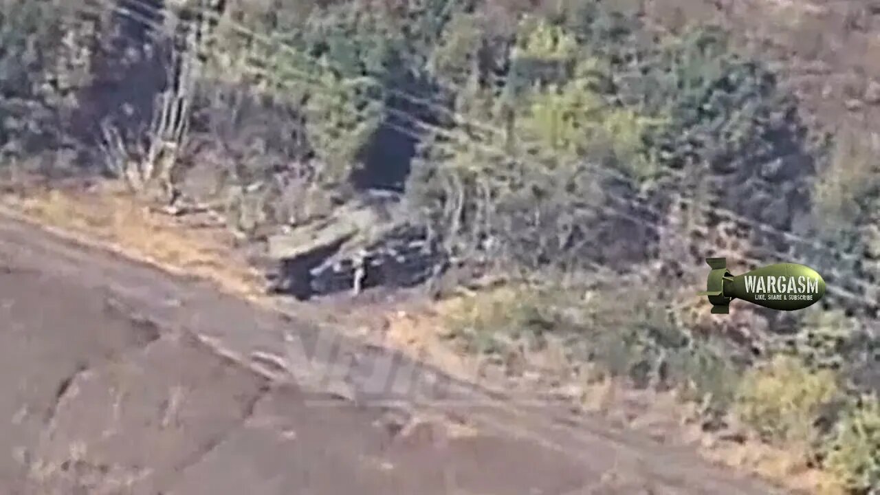 Akatsiya self propelled gun destroyed by Russian artillery hit