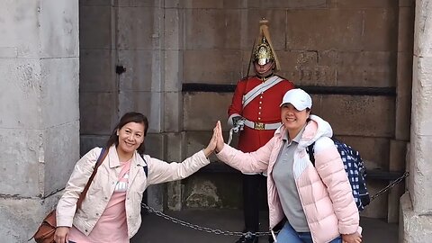 Kings guard want sign and chain ⛓️ put up to keep tourist out #horseguardsparade