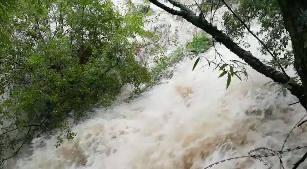 Rain causes flash flooding in Johannesburg (4N9)