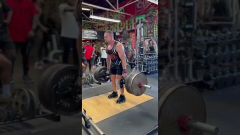 MAXING ON DEADLIFTS AT IRON ADDICTS GYM!