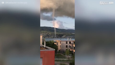 Impressionante tromba d'acqua si abbatte sul Lago di Zurigo