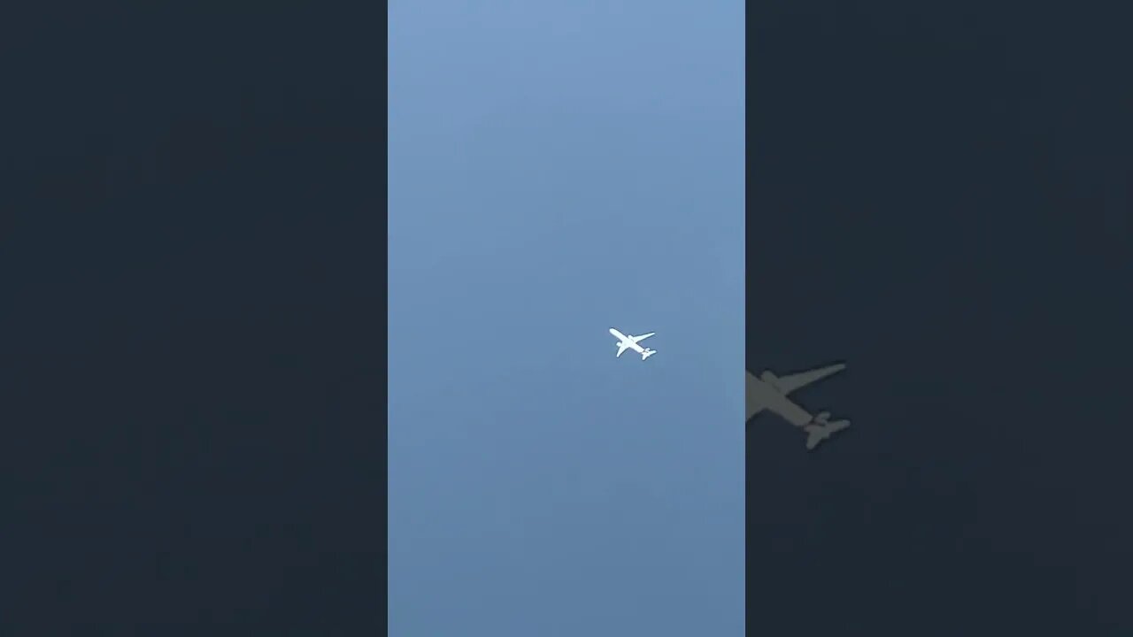 Holding Pattern over the Gulf - Emirates B777