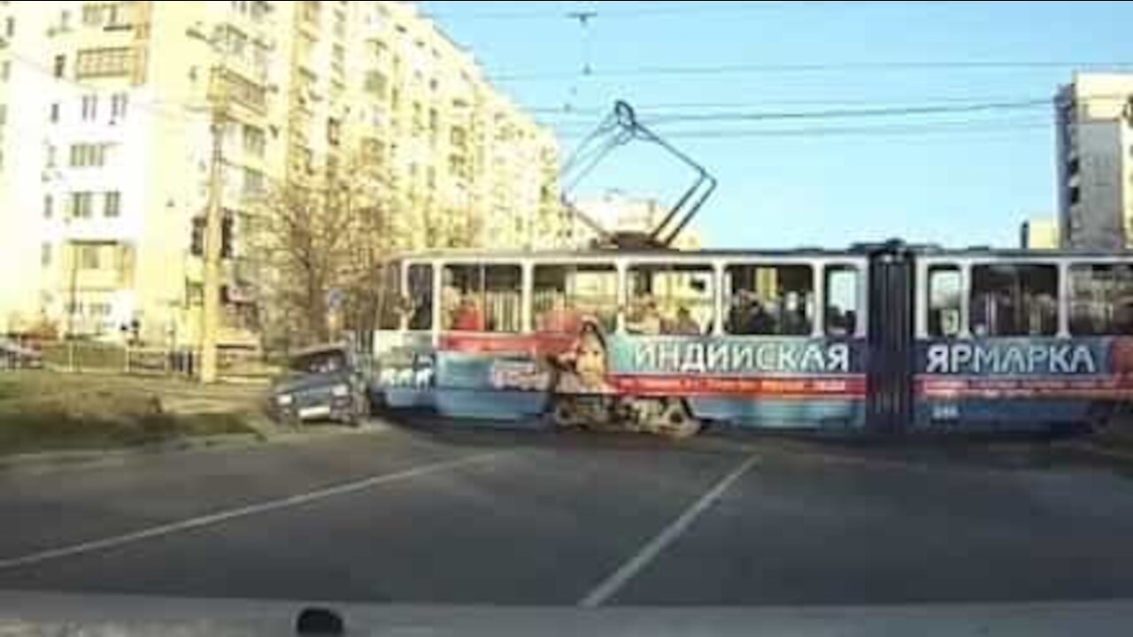 Carro é abalroado por eléctrico!