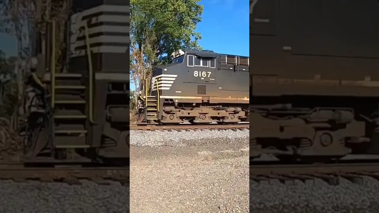 Norfolk Southern & BNSF Crossing The Diamond In Bucyrus Ohio Train Horn #train #trainhorn #asmr