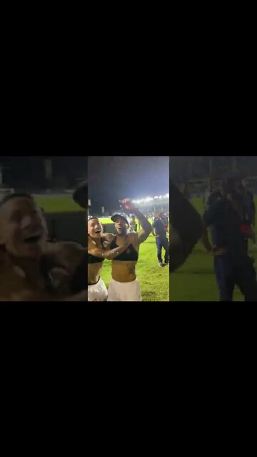 Alex Teixeira comemorando com a torcida e com Bruno Tubarão a vitória sobre o Criciúma por 2x1