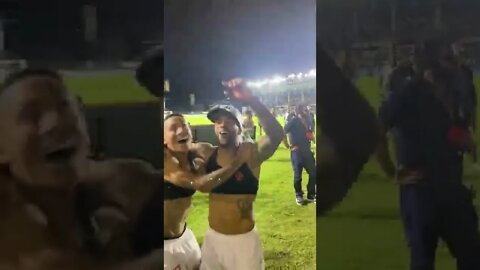 Alex Teixeira comemorando com a torcida e com Bruno Tubarão a vitória sobre o Criciúma por 2x1