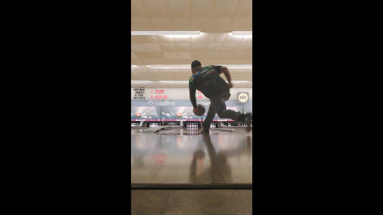 Slow motion bowling release 1.23