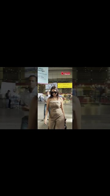 Mrunal Thakur REACTS as a pap say, "cute lagg rahe ho" 😊📸✈️ #shorts