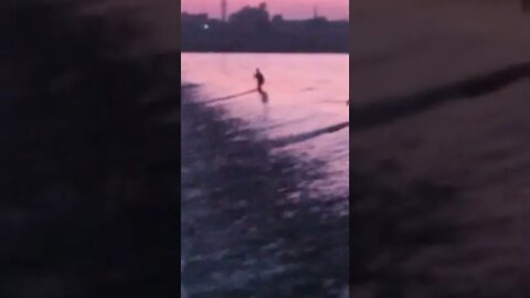 شروق الشمس حتى يتبين الخيط الابيض من الخيط الاسود لحظة خورج الخيط الابيض فى السماء