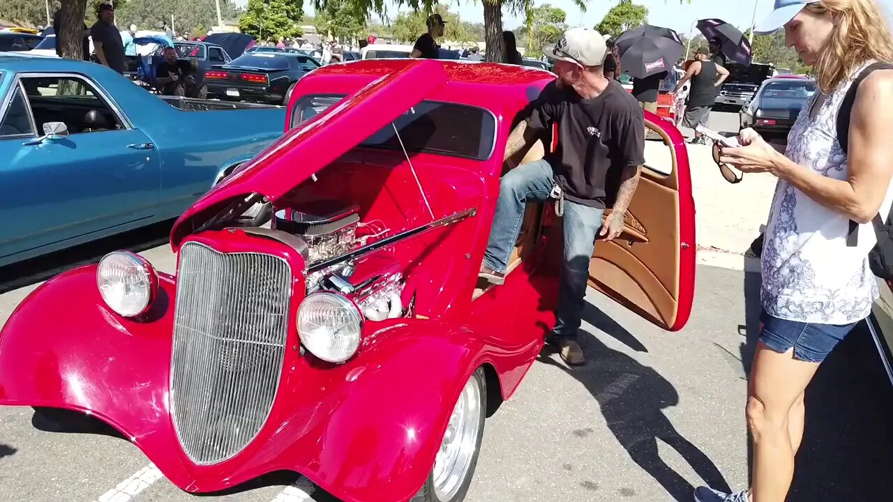 Classic Muscle Cars Shining At Car Show